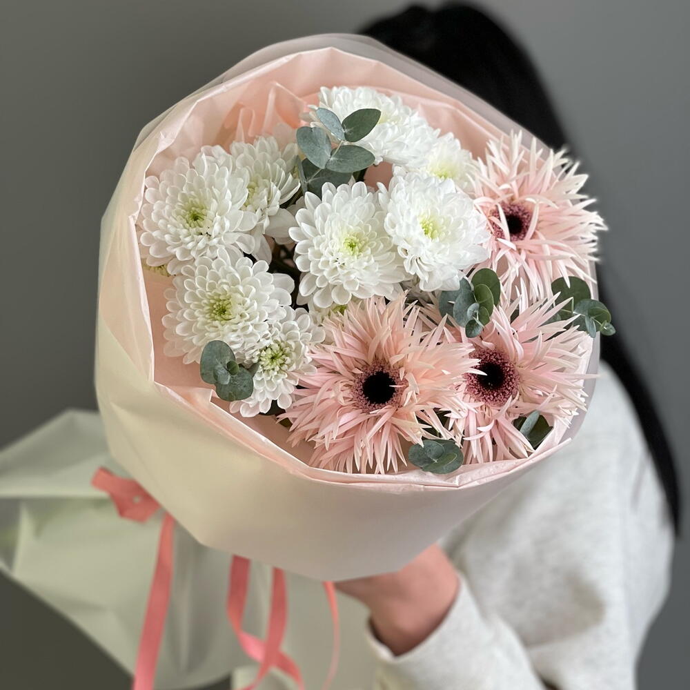 https://content2.flowwow-images.com/data/flowers/1000x1000/45/1706004341_69786345.jpg